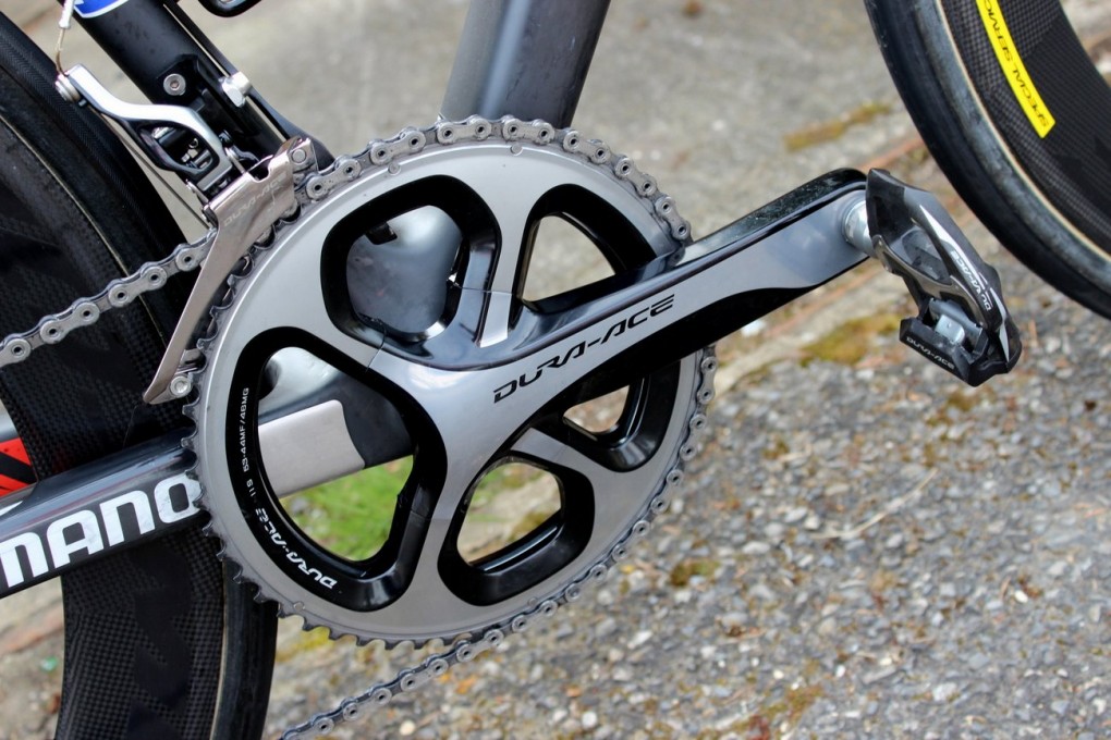 Normalerweise nutzt Paolini Shimanos Dura-Ace Di2-Gruppe. Bei Rennen wie Paris-Roubaix setzte er aber auf die mechanische Ausführung. Am Ende der Kurbel sitzen Shimano Dura-Ace 9000-Pedale.