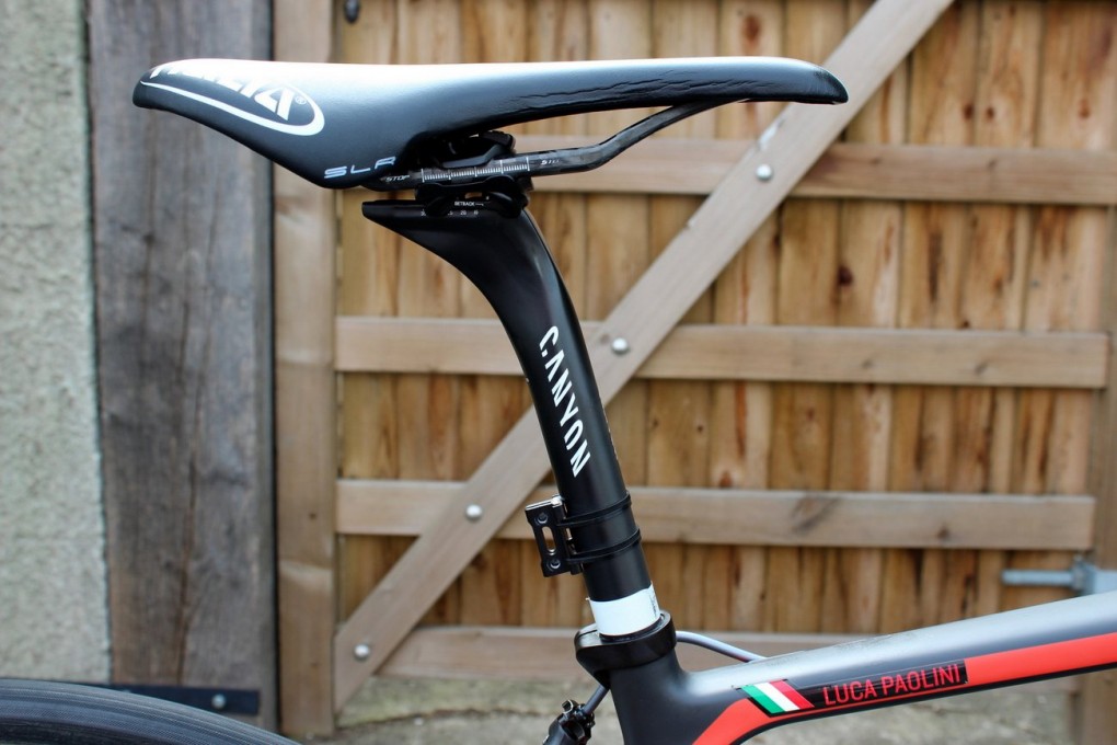 Auf der VCLS Sattelstütze wurde ein Selle Itaia SLR-Sattel montiert. In der Sattelstütze sollen basalt-Fasern eingearbeitet sein, welche sehr gute Dämpfungseigenenschaften haben sollen. Ein weißes Isolierband markiert die Sattelhöhe für Paolini. 