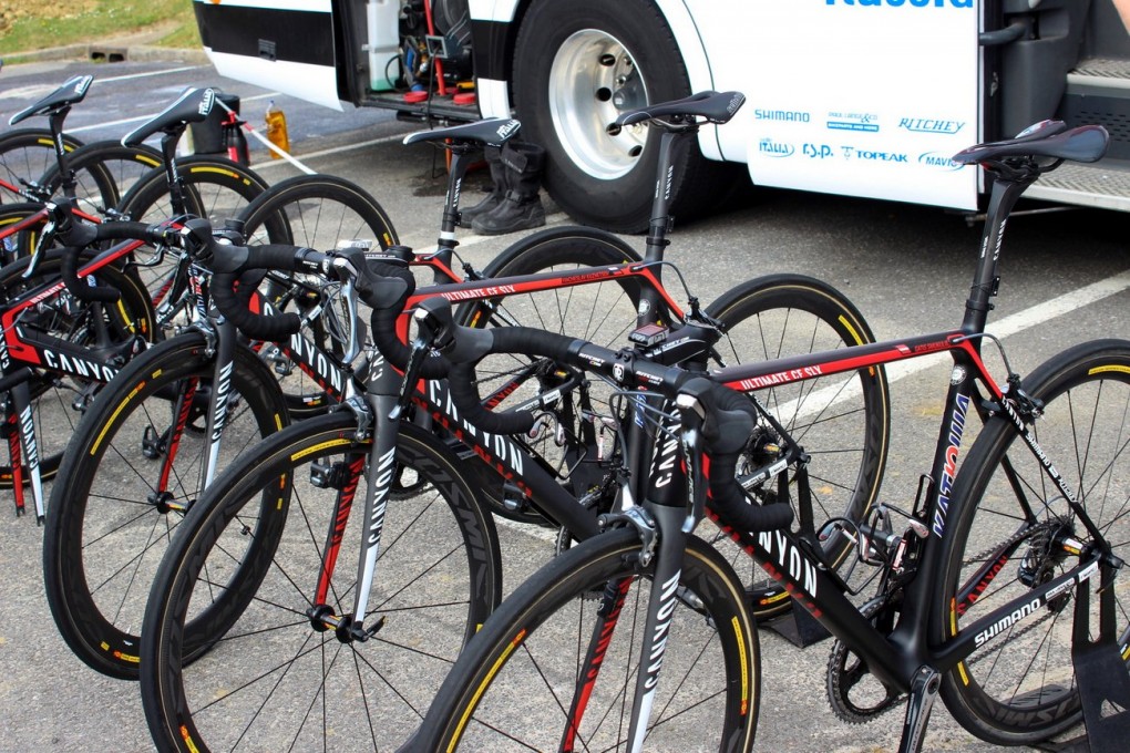 Eine Flotte Canyon Ultimate CF SLXs von Katusha steht bereit und wartet auf den Einsatz.