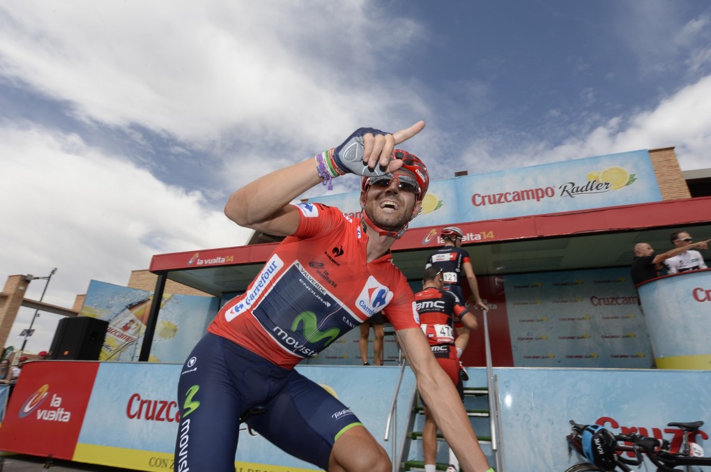 Valverde grüßt seine Fans, während er das Rote Trikot trägt. (Foto: Sirotti)