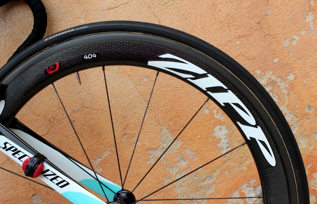 Sram und Zipp gehören zur gleichen Firma. So umfasst der Deal mit sowohl das Sponsoring für die Gruppe als auch für die Laufräder. Wir haben Meersmans Maschine mit den 58mm-hohen 404 Firecrest-Laufrädern fotografiert. Der belgier kann auch zwischen den weniger hohen 202, 303 und super hohen 808-Laufrädern wählen.