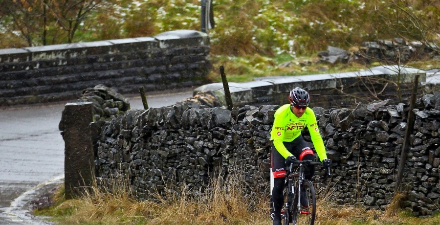 Russell Downing arbeitet im November viele Kilometer an seiner Ausdauern und genießt die Zeit im Sattel. (Foto: Alex Whitehead/SWpix.com)
