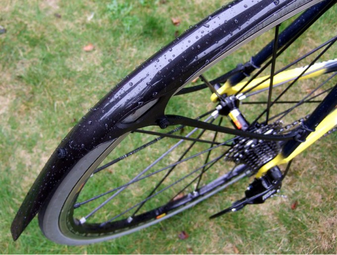 Viele Schutzbleche lassen sich an den Rahmen clippen.