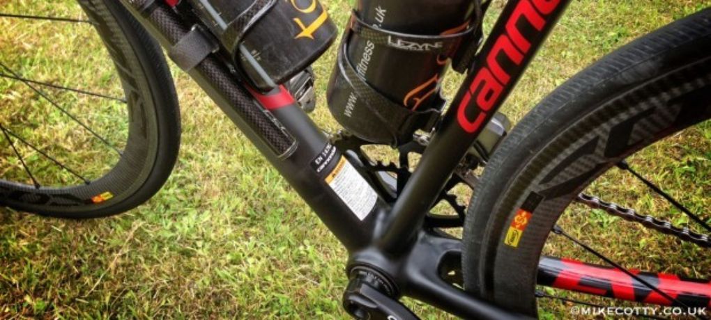 Deine Trinkflaschen und eine Pumpe solltest du, wenn möglich, am Bike anbringen, um in deinen Taschen den nötigen Platz für andere essenzielle Dinge zu haben.