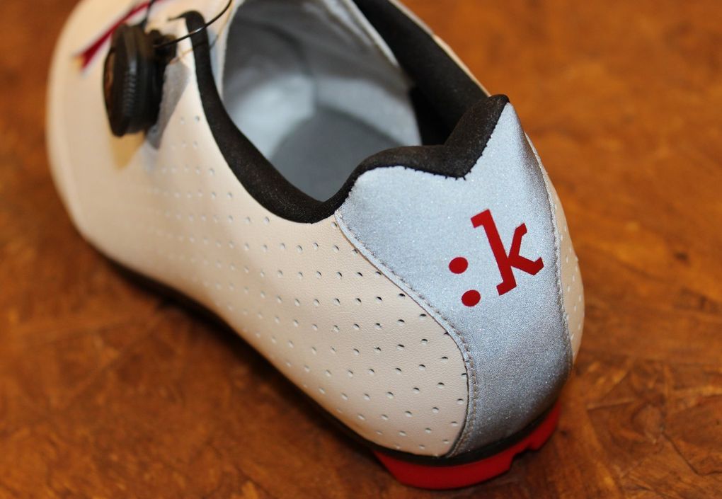 Die reflektierenden Parts des Schuhs sorgen dafür, dass du im Dunklen besser gesehen wirst.