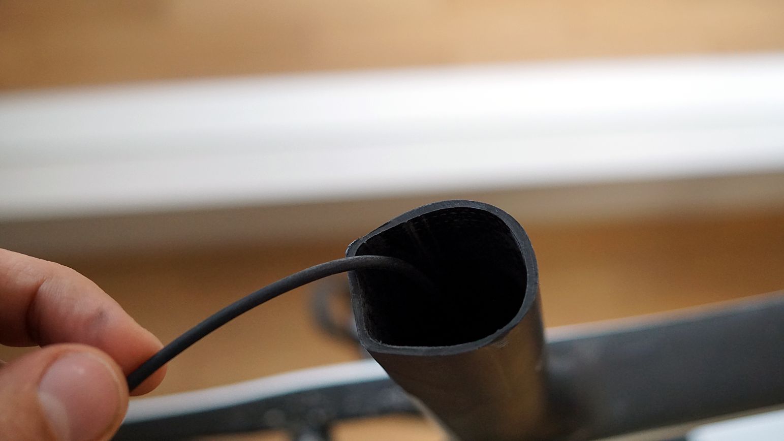shimano-di2-akku-stuetze-3 Das Kabel zum Akku wird bei unserem Wilier durch die integrierte Stütze (ISP) gezogen...