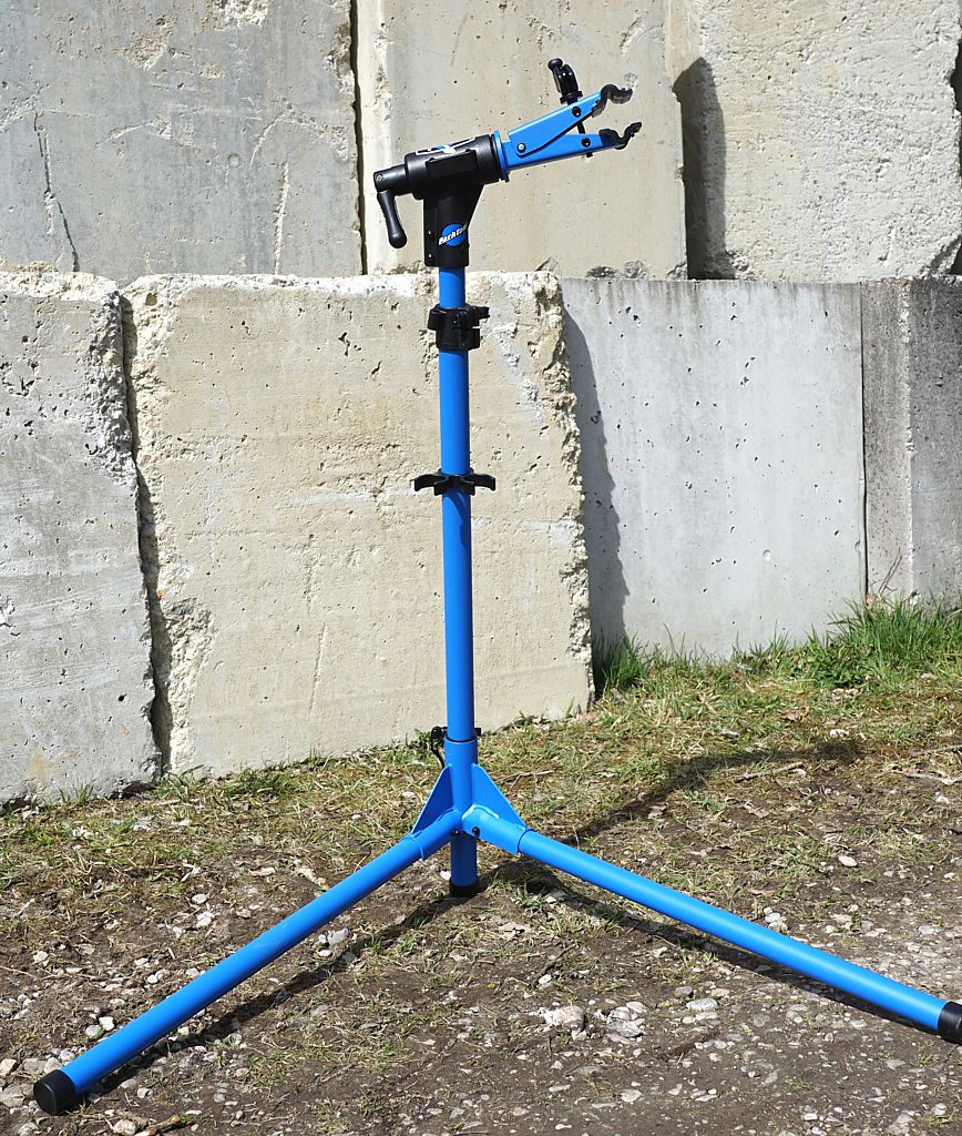 park-tool-pcs-10-montagestaender-full Der Kopf des Ständers ist in beide Richtungen drehbar und erlaubt auch eine volle Drehung um 360 Grad in der Vertikalen.