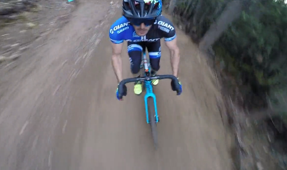 Mit dem Cyclocross-Bike eine Dirt-Strecke fahren.