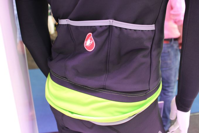 Der tiefe Rücken des Castelli Perfetto sorgt für einen zusätlichen Schutz und die drei hinteren Taschen bieten jede Menge Stauraum. (Foto: George Scott / Factory Media)