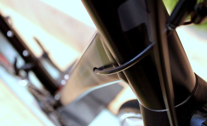 Sowohl beim Carbon- als auch beim Alurahmen verlaufen die Kabel im inneren der Rohre. (Foto: George Scott / Factory Media)