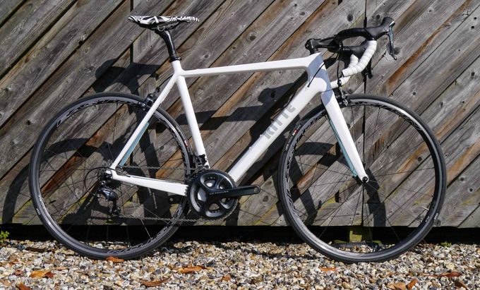 Am kompletten Rahmenset des Ritte Ace findet man ungewöhnliche Rohrprofile. Runde Rohre findet man nur wenn man ganz genau hinsieht. Obwohl Ritte seine Bikes nicht im Windtunnel testet, kann dieses Modell es aber offensichtlich mit dem Wind aufnehmen.