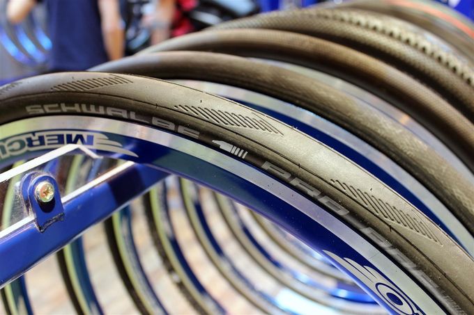 Der Schwalbe Pro One wiegt 70 Gramm weniger als der normale One und bringt es auf 15 Prozent weniger Rollwiderstand. (Foto: George Scott / Factory Media)