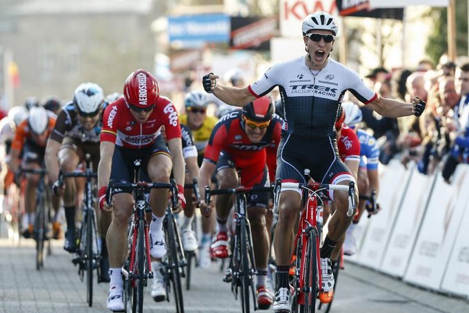 Hier sieht man Danny van Poppel beim feiern seines Etappensieges bei den Drei Tagen von Westflandern. (Foto: Trek Factory Racing)
