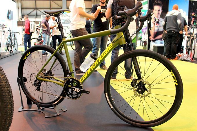 Obwohl wir uns das Cannondale Slate bereits vor einigen Wochen näher angesehen haben, konnten wir am Fabric-Stand nicht daran vorbeigehen. (Foto: George Scott / Factory Media)