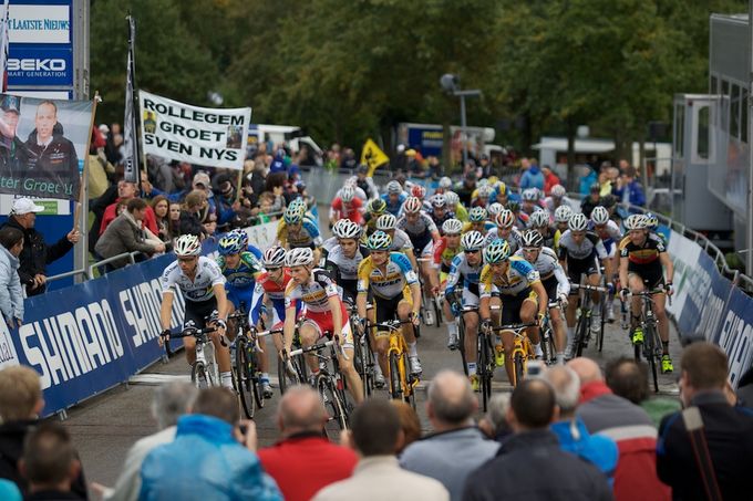 Die Starts beim Cyclo-Cross sind schnell und hektisch. Zwar wird man aufgrund eines besonders guten Auftaktes noch kein Rennen gewinnen, verläuft der Start aber schlecht, könnten die Chancen auf den Sieg schon recht früh dahin sein. (Foto: Balint Hamvas)
