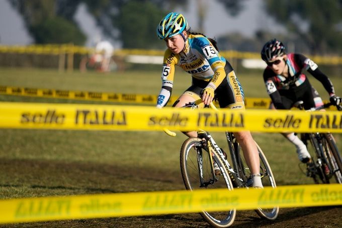 Grün bedeutet Bodenhaftung. Du solltest also, wenn möglich, immer versuchen, eine Kurve auf Gras zu durchqueren. Bedenke aber, dass die Ideallinie je nach Rennen oder Bedingungen eine andere sein kann.