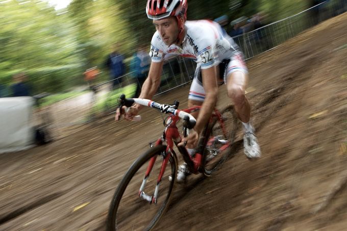 In heiklen Kurven kann es hilfreich sein, einen Fuß aus dem Pedal zu lösen. Mach dir keine Sorgen, dass dies von anderen als Zeichen der Schwäche gewertet wird, vielmehr kann es dir dabei helfen, Tempo und Grip zu wahren.