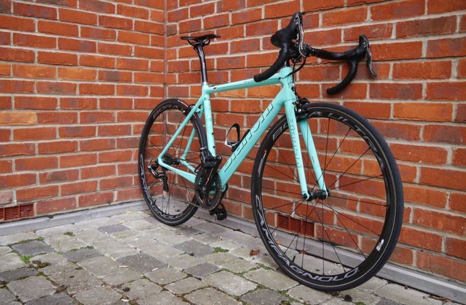 Extra für das Specialissima hat Bianchi eine neue Variante seiner berühmten Fluo-Celeste-Farbe entwickelt – CK16. Diese ist zwar weniger knallig, schimmert aber sehr schön wenn die Sonne scheint.