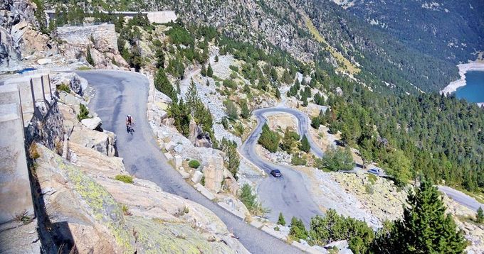 Die Route des Lacs ist eine der intaktesten und landschaftlich schönsten Straßen in den Pyrenäen. (Foto: Will Cyclist, via Flickr Creative Commons)