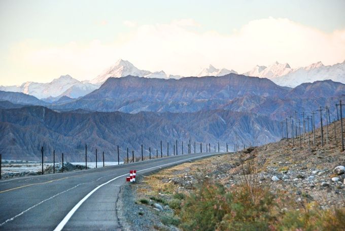 Der Karakoram Highway ist von einer atemberaubenden Bergkulisse umgeben. (Foto: Antoine SIPOS, via Flickr Creative Commons)