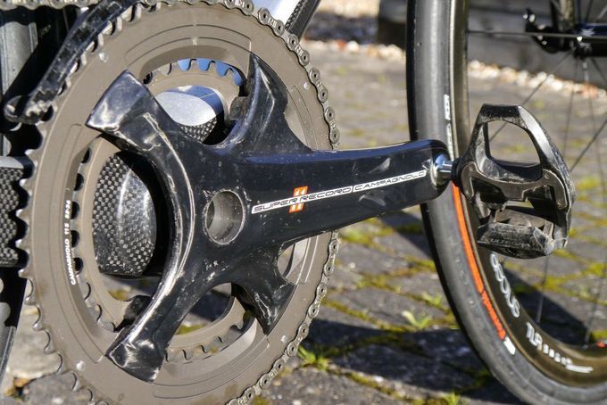 An den neuen Look der Kurbel muss man sich erstmal gewöhnen. Das markante Design wirkt sich auf jeden Fall nicht negativ auf die Steifigkeit aus.