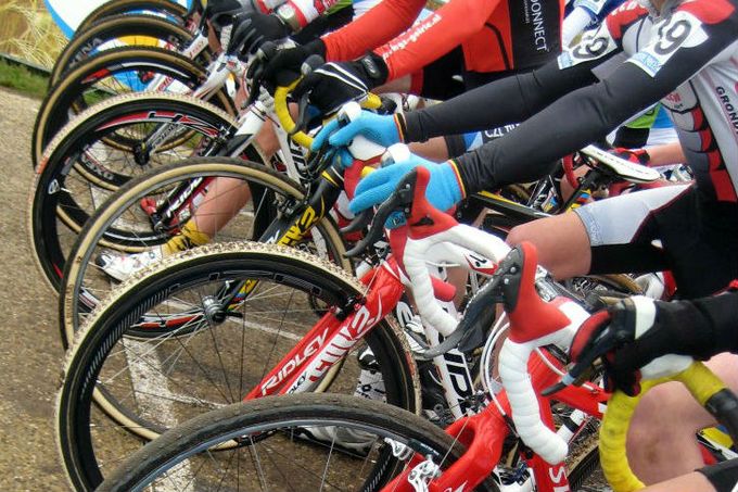 Wenn du in Zukunft eine ernsthafte Rolle in Cyclo-Cross-Events spielen möchtest, musst du auch den Start immer und immer wieder trainieren.