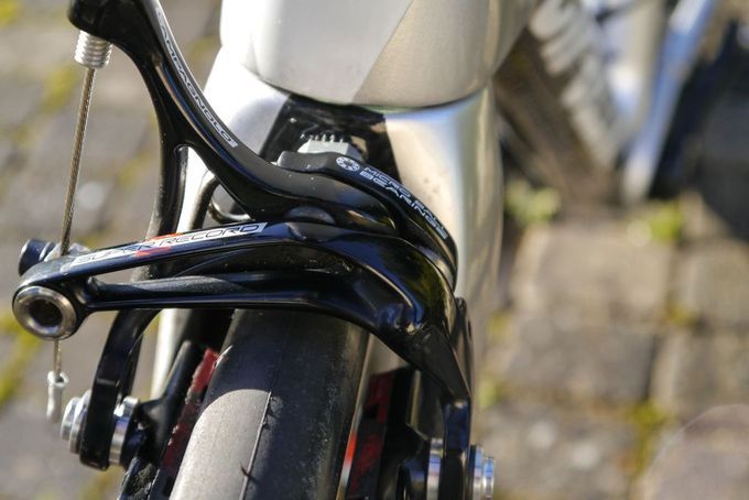 Obwohl Campagnolos Dual-Pivot-Vorderbremse, im Vergleich zum Vorgängermodell, definitiv auch verbessert wurde, kann sie noch immer nicht mit Shimanos Dura-Ace-Modell mithalten.