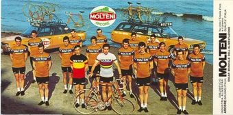 Molteni war in den Jahren von 1971 und 1976 der Sponsor von Eddy Merckxs Team. In dieser Zeit konnte der Kannibale sich drei Tour de France Titel und zwei Weltmeisterschaften holen. Insgesamt konnte er allerdings noch viel mehr Erfolge verbuchen.