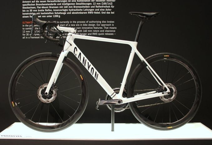 Auf der diesjährigen Eurobike zog der Prototyp des Canyon Ultimate CF SLX Disc alle Blicke auf sich.