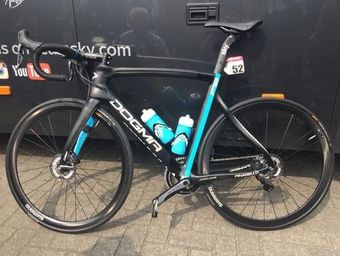 Gegen Ende der 2015er Saison kamen zu Testzwecken verschiedene Disk-Modelle im Profi-Peloton zum Einsatz. Hier sieht man Bernie Eisels Pinarello Dogma F8 Disk.