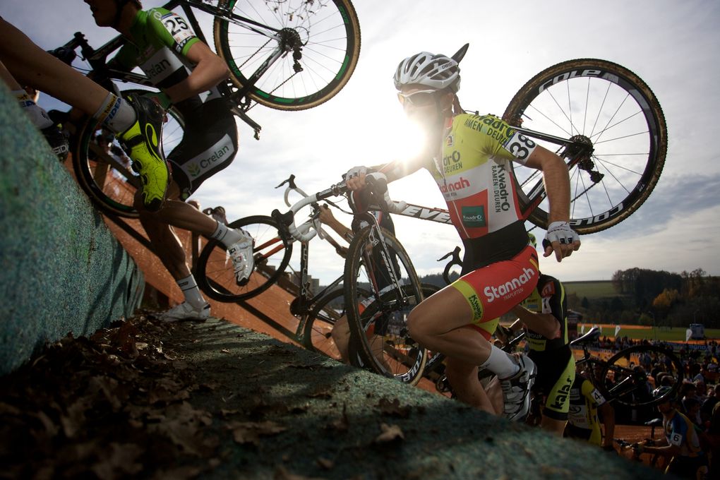Cyclo-cross race, technique, shouldering bike, steps/stairs (Pic: Balint Hamvas)
