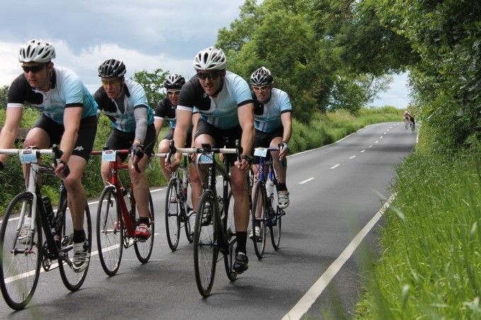 Du magst Mitglied in einem Strava-Club sein, dabei solltest du aber nicht vergessen, dass es auch noch reale Radsport-Vereine gibt. Verliere nicht den persönlichen Kontakt zur Außenwelt.