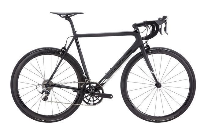 Hier sieht man das Cannondale SuperSix EVO Hi-Mod Black Inc. Der Bikebauer hat der Maschine eine wirklich smarte Ausstattung verpasst. Möchte man sich den 5,8 Kilogramm leichten Untersatz nach Hause holen, muss man dafür stolze 10.999 Euro auf den Tisch legen. (Foto: Cannondale)