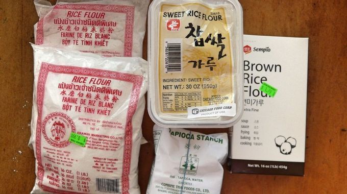 Um das letzte bisschen Übergewicht loszuwerden, könnte man, anstelle von Weißmehl, auf weißmehlfreie Produkte, wie beispielsweise Reismehl, zurückgreifen. (Foto: Emily via Flickr Creative Commons)