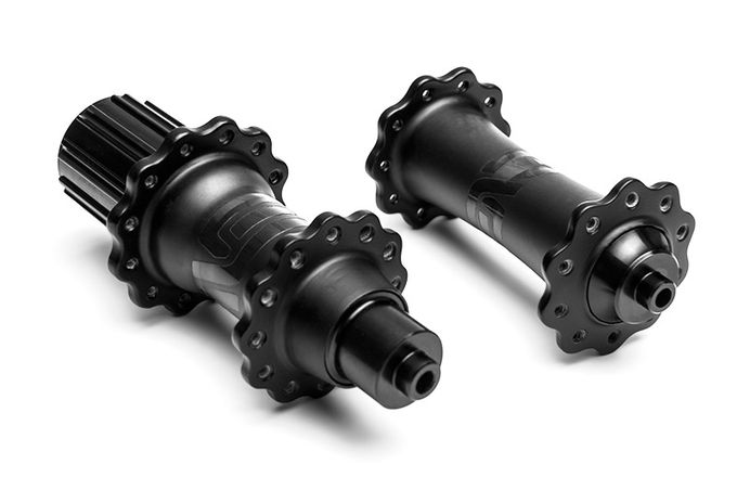 Enves neue Carbonnaben bringen gerade mal 232 Gramm auf die Waage und sind somit etwa 60 Gramm leichter als die Konkurrenzprodukte. (Foto: Enve)