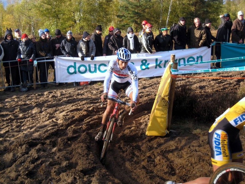 Ian Fields Cyclo-Cross-Training ist darauf ausgelegt, dass zu replizieren, was er in einem Rennen machen würde. So muss sein Bike auch einiges aushalten.
