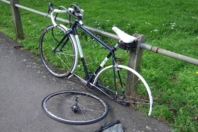 Sei immer für einen Reifenwechsel ausgerüstet. Wer es nicht ist, der lernt ganz schnell, wieviel Spaß ein platter Reifen nicht macht.