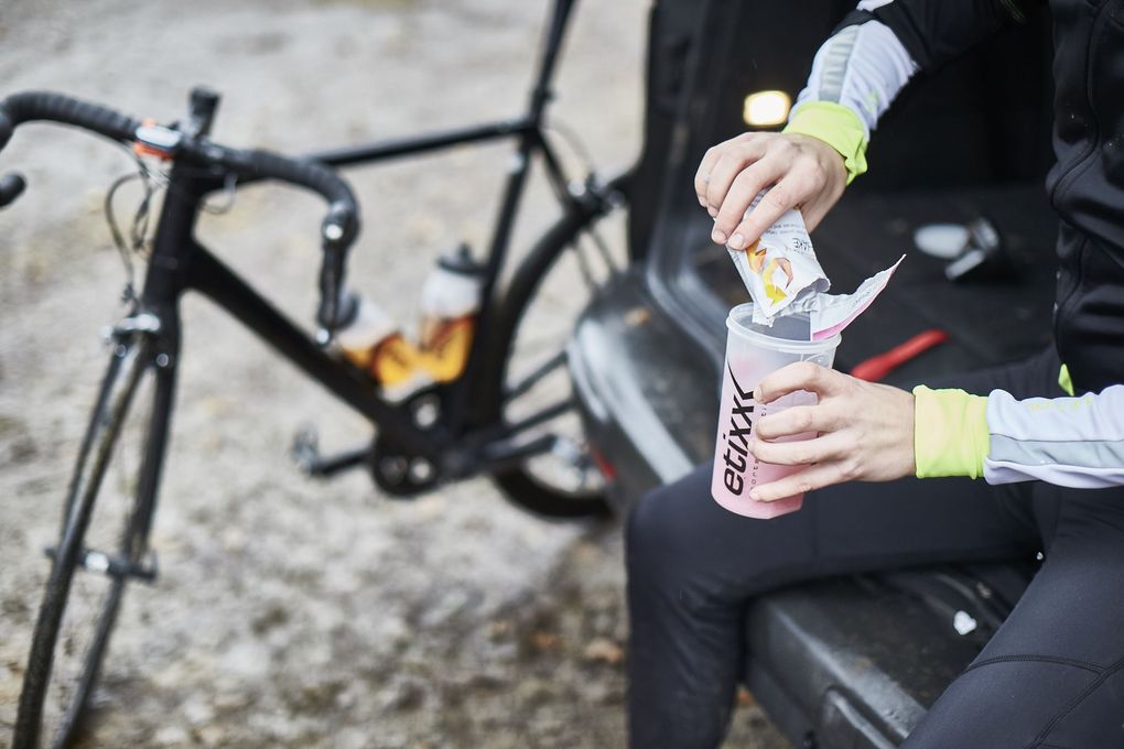 Cyclist preparing an Etixx recovery shake