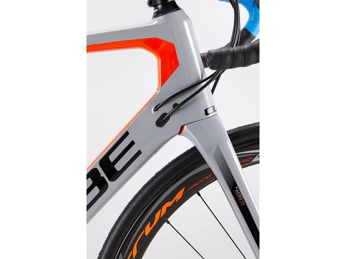 Die Gabelkrone ist beim Cube Agree C:62 SLT Disc komplett in das Unterrohr integriert.