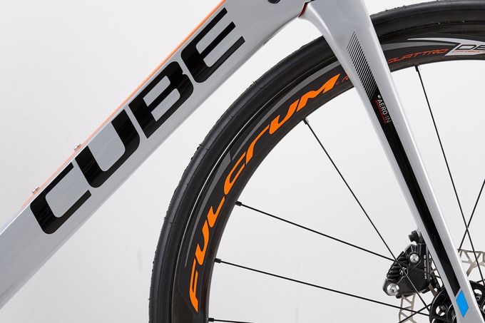 Das Topmodell ist mit einem Satz Fulcrum-Racing-Quattro-Carbon-Disc-Laufrädern ausgestattet.