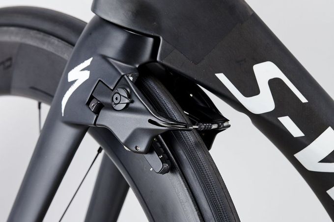 Hier sieht man die vordere Felgenbremse. Sie sitzt hinter der Gabel und erstreckt sich, um dem Wind keine Angriffsfläche bieten zu können, nach hinten.