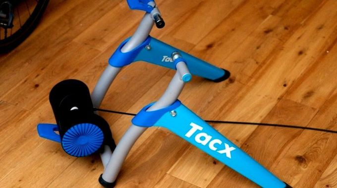 Wenn das Wetter nicht mitspielt oder die Zeit mal etwas knapper ist, lassen sich harte, strukturierte Traininseinheiten auch in den eigenen vier Wänden auf dem Rollentrainer absolvieren.