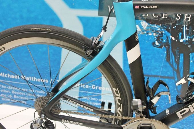 Team Skys Farbschema in blau, schwarz und weiß ziert den Rahmen des 2016er Dogma F8