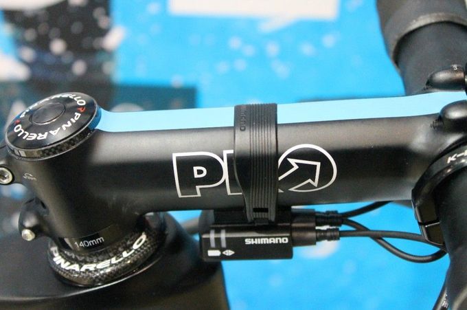 Die Shimano-Tochter PRO liefert das Cockpit. Für alle, die sich nicht gleich ein Pinarello in Teamfarben holen wollen, die können ihre Bikes zumindest mit dem entsprechend gefärbten Vorbau austattten.