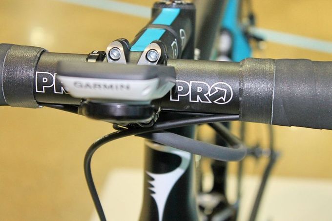 Als kleines Versäumnis beim Showbike und dem Bike, mit dem Stannard bei den größten Fahrradrennen weltweit teilnehmen wird, empfinden wir jedoch das Fehlen des Team-Sky-blauen Streifens auf dem Lenker.