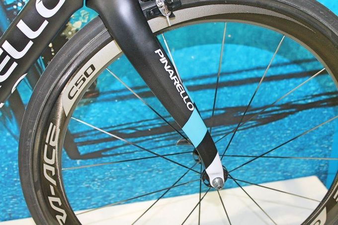 Das Farbschema in blau, schwarz und weiß setzt sich auf der Gabel fort. Deren geschwungene Form ist weniger dramatisch, als beim Pinarello Dogma 65.1 Think 2.