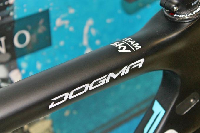 Das Pinarello Dogma F8 wurde in Zusammenarbeit mit Jaguar entworfen und ist Team Skys Fahrrad der Wahl seit 2014. Team Sky und Jaguar gehen seit Winter 2015/2016 jedoch getrennte Wege.
