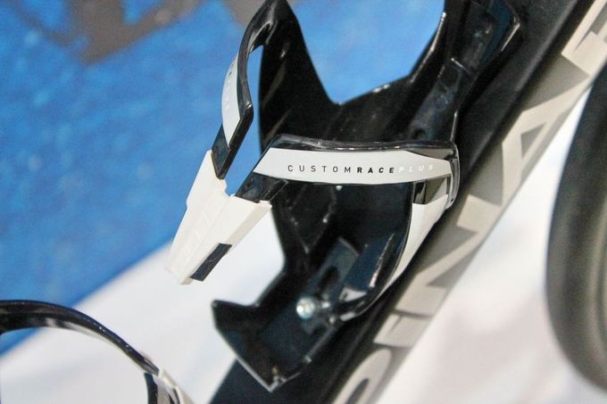 Individuell entworfene Elite-Flaschenhalter komplettieren die Ausstattung. An Renntagen werden Stages Powermeter zum Einsatz kommen. Sollte Stannard diese Saison bei den Klassikern mitfahren, erwarten wir, dass er zum kopfsteinpflasterschluckenden Pinarello Dogma K8-S greift.