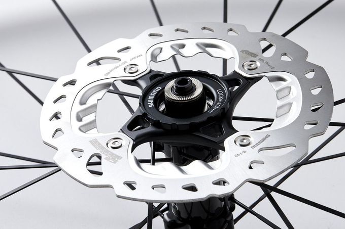 Die meisten Bikebauer arbeiten an ihren Rennrädern mit 140-mm-Disc-Rotoren (siehe Foto). Chris Boardman glaubt aber, dass 160-mm-Rotoren geeigneter sind.