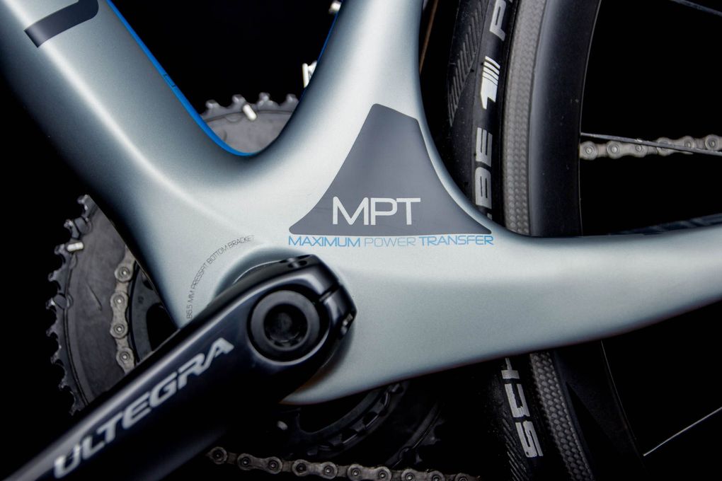 Das Tretlager ist riesig und mag nicht so recht zum filigranen Rest des Bikes passen, aber seinen Dienst macht es hervorragend und es sorgt für viel Steifigkeit beim Antritt. Foto: Martin Schlichenmayer